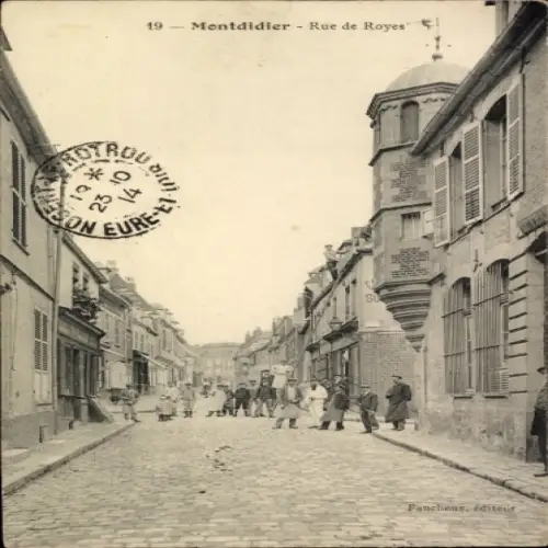Ak Montdidier Somme, Straße mit Häusern, Menschen auf der Straße, Poststempel,  Rue de Royes