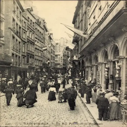 Ak Saint Malo Ille et Vilaine Bretagne, Straße mit Menschenmenge,  Gebäude, Flaggen, Geschäfte