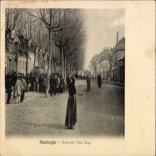 Ak Montargis Loiret, Boulevard Victor Hugo, Menschenmenge, Bäume, Gebäude