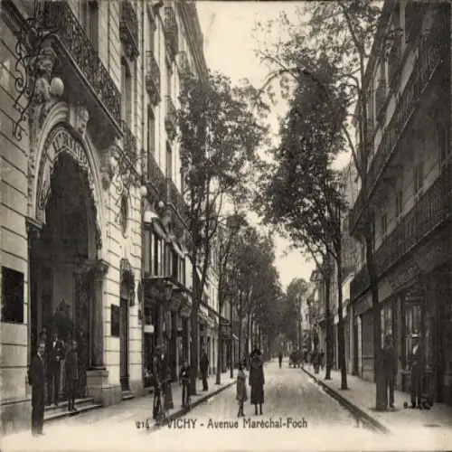 Ak Vichy Allier, Avenue Maréchal-Foch, Straßenansicht, Bäume, Menschen