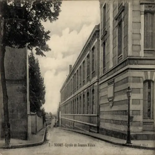 Ak Niort Deux Sèvres, Lycée de Jeunes Filles, Straße, Laterne, Bäume