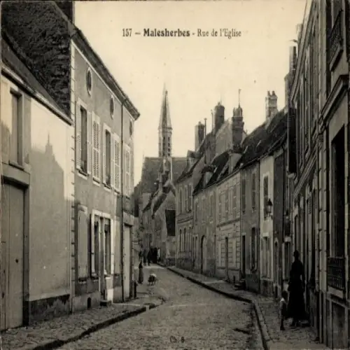 Ak Malesherbes Loiret, Straße mit Häusern, Kirche im Hintergrund,  