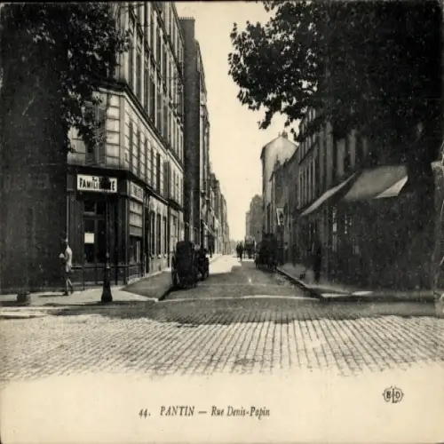 Ak Pantin Seine Saint Denis, Straße mit Bäumen, Autos, Geschäften, Schriftzug 'FAMILIE', Rue Deni
