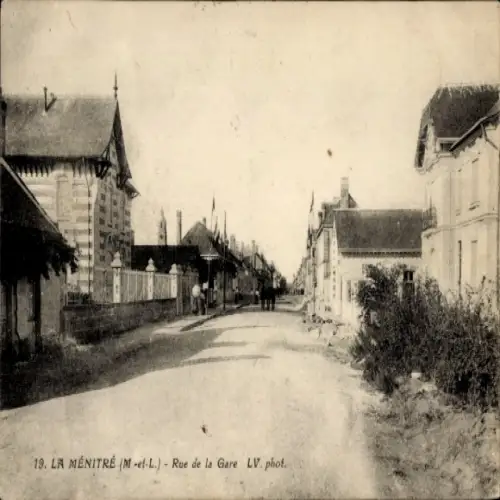 Ak La Ménitré Maine et Loire, Straße mit Häusern, Bäume, Flaggen,  von 1931