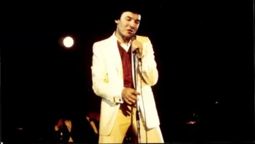 Ak Sänger Karel Gott auf der Bühne