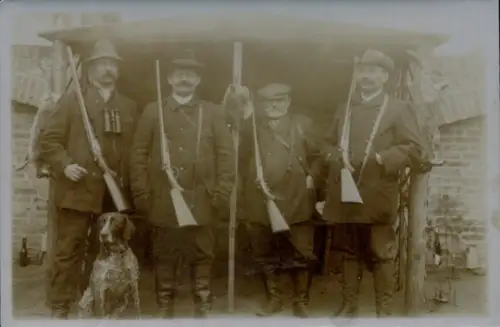 Foto Jagdgesellschaft, Jäger mit Gewehren, Hund