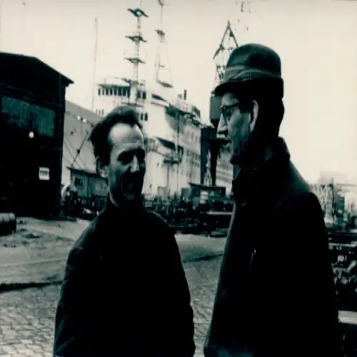 Foto Wismar, Werft, zwei Männer, Arbeiter, Schiff, Kran