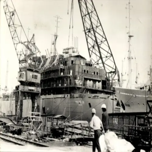 Foto Wismar, Werft VEB Mathias Thesen, Schiff im Bau, Kran