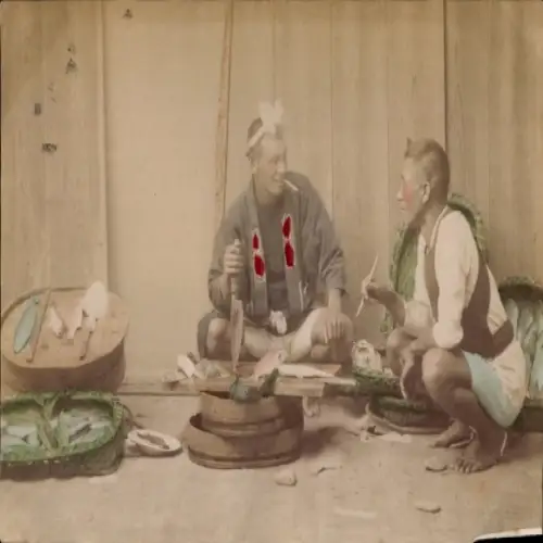 Foto Japan, Männer bereiten Fisch zu, coloriert