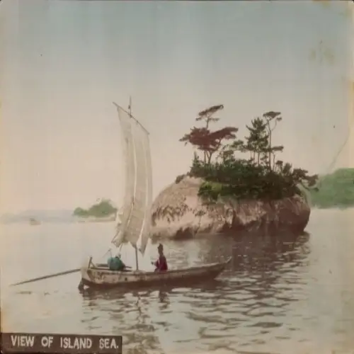 Foto Japan, Segelboot vor einer Felseninsel, coloriert
