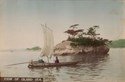 Foto Japan, Segelboot vor einer Felseninsel, coloriert