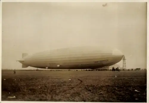 Foto Luftschiff LZ 127 Graf Zeppelin auf einem Flugplatz, Ankermast