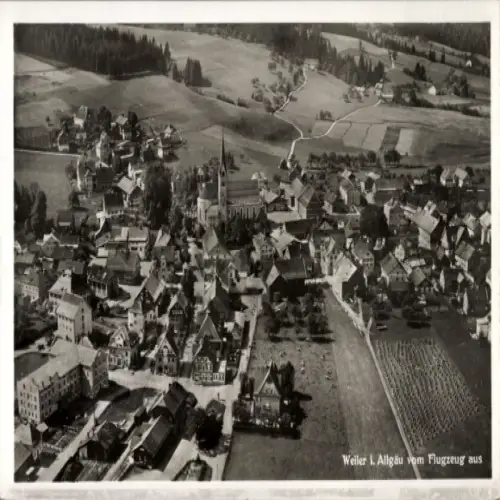 Ak Weiler Simmerberg im Allgäu, Luftaufnahme des Weilers, Kirche sichtbar, ländliche Umgebung, kl