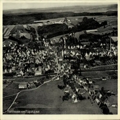 Ak Thannhausen in Schwaben, Luftaufnahme von  zahlreiche Häuser, Landschaft, Wälder