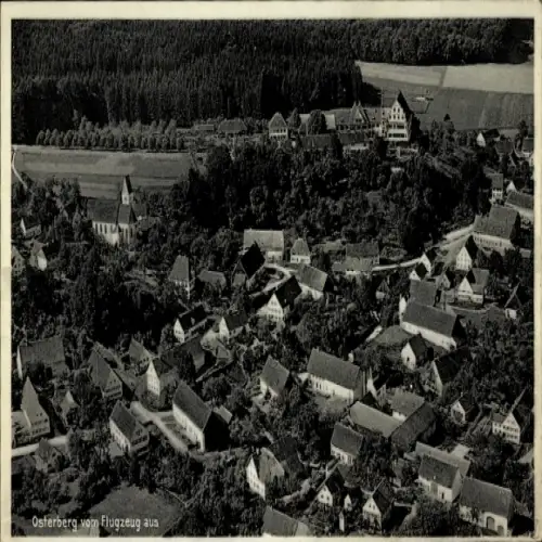 Ak Osterberg in Schwaben, Luftaufnahme von  dörfliche Architektur, Wald im Hintergrund