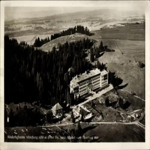Ak Mittelberg im Allgäu, Luftaufnahme der Kinderheilstätte  Waldlandschaft, Berge
