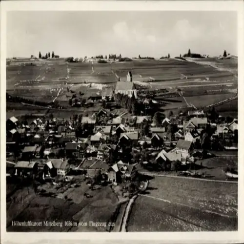 Ak Mittelberg im Allgäu, Luftbild von  1036 m, Kirche, Häuser, Landschaft