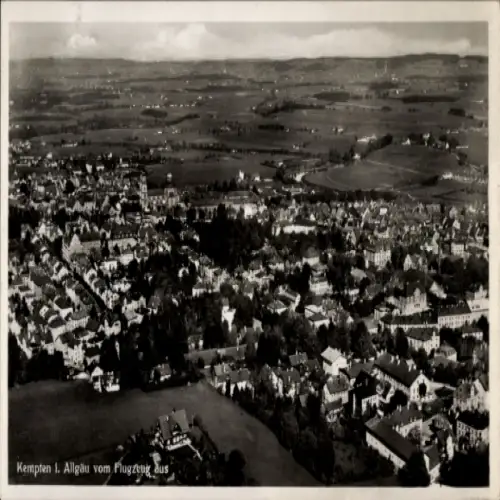 Ak Kempten im Allgäu Schwaben, Luftaufnahme von Kempten, Landschaft, Gebäude, Flugzeugaufnahme