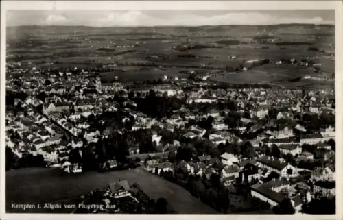 Ak Kempten im Allgäu Schwaben, Luftaufnahme von Kempten, Landschaft, Gebäude, Flugzeugaufnahme