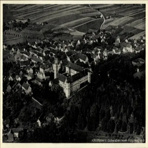 Ak Kirchheim in Schwaben Allgäu, Luftaufnahme von Kirchheim, viele Häuser, landwirtschaftliche Fl