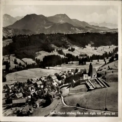 Ak Mittelberg im Allgäu, Luftaufnahme von  Berge, Häuser, Grünflächen, Kirche
