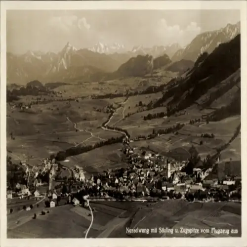Ak Nesselwang im Allgäu, Nesselwang mit Sauling, Zugspitze, Berglandschaft, Luftaufnahme