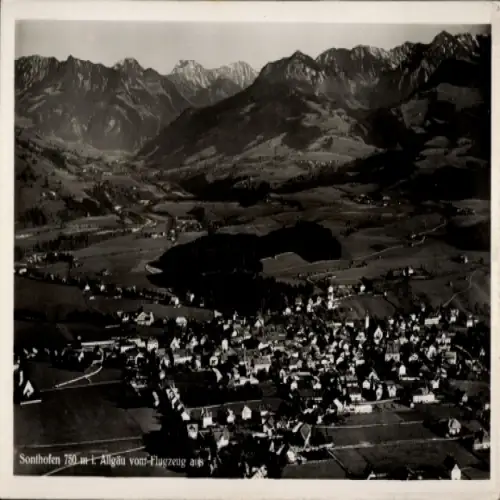 Ak Sonthofen im Oberallgäu Schwaben, Sonthofen 750 m, Allgäu vom Flugzeug, Berge, Häuser, Landsch