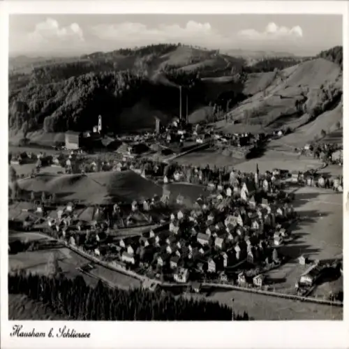 Ak Hausham in Oberbayern, Landschaftsaufnahme, Einfamilienhäuser, Hügel, Kirche, Wolken