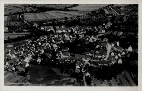 Ak Riederich bei Reutlingen, Luftbildaufnahme,  zahlreiche Häuser, ländliche Umgebung