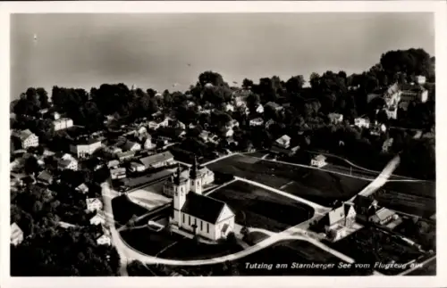 Ak Tutzing am Starnberger See Oberbayern, Luftaufnahme von Tutzing, Starnberger See, Kirche, Wohn