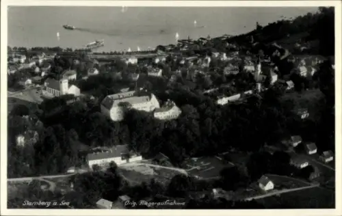 Ak Starnberg am Starnberger See Oberbayern, Luftaufnahme von Starnberg, See, Grüne Landschaft, Bo