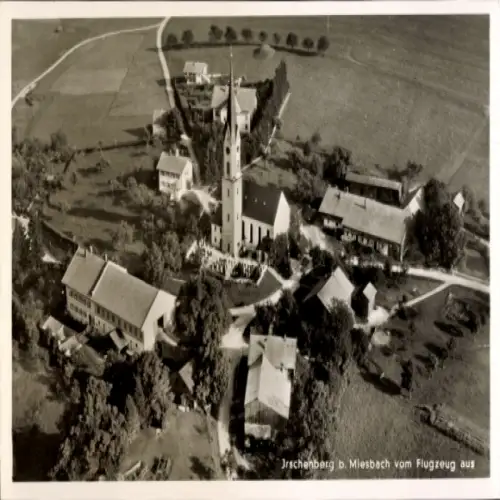 Ak Miesbach in Oberbayern, Luftaufnahme von Jrschenberg, Kirche, Wohnhäuser, Landschaft