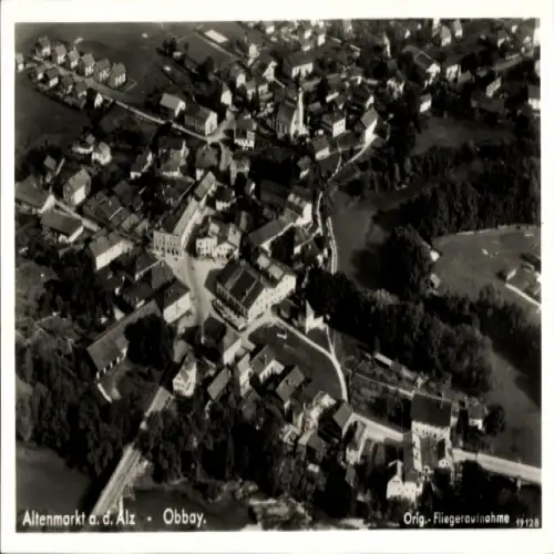 Ak Altenmarkt an der Alz Oberbayern, Luftaufnahme von  Gebäude, Straßen, Natur