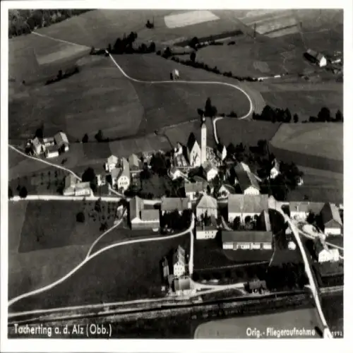 Ak Tacherting in Oberbayern, Luftaufnahme von Tacherting, ländliche Umgebung,  Architektur
