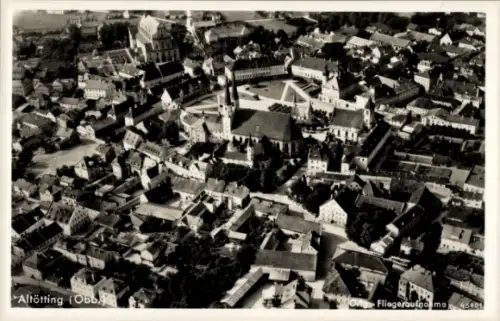 Ak Altötting in Oberbayern, Luftaufnahme von  Stadtansicht, Kirchen, Häuser