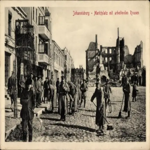 Ak Pisz Johannisburg Ostpreußen, Arbeitende Russen auf dem Marktplatz, Kriegszerstörungen, I WK
