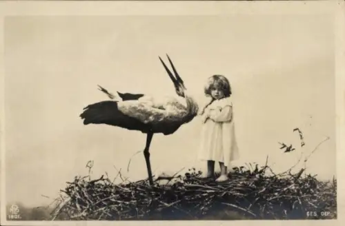 Ak Kleinkind in einem Storchennest, Storch