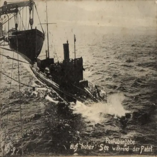 Ak Deutsches Kriegsschiff, Postübergabe auf hoher See während der Fahrt