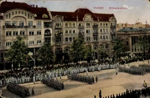 Ak Poznań Posen, Wilhelmsplatz, Militärparade, Gebäude
