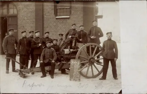 Foto Ak Berlin, Deutsche Soldaten in Uniform, Kameraden der Stube 31, Geschütz