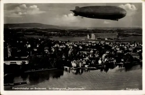 Ak Friedrichshafen am Bodensee, Zeppelin Luftschiff über der Stadt, Zeppelinwerft