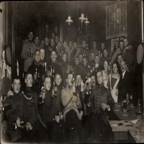 Foto Ak Berlin, Deutsche Soldaten in Uniform in einem Gastraum, Festgesellschaft, Biergläser