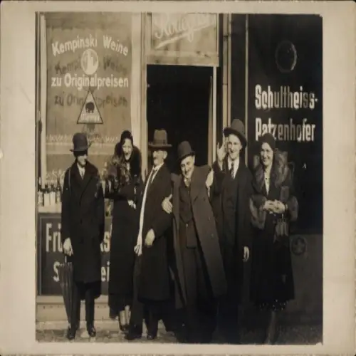Foto Ak Berlin Prenzlauer Berg, Geschäft Emil Rodegast, Rodenbergstr. 24, Gruppe vor der Tür