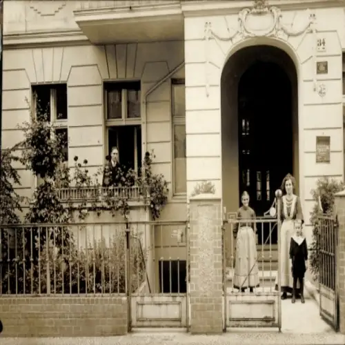 Foto Ak Berlin Schöneberg, Berchtesgadener Str. 34, Anwohner am Eingang, Balkon