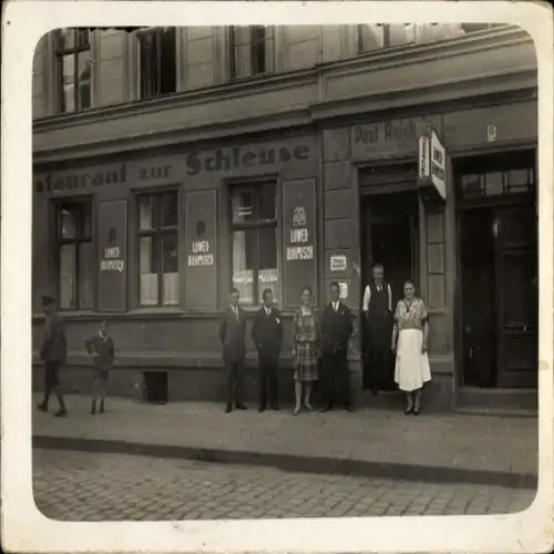 Foto Ak Berlin Spandau, Behnitzstraße 6, Restaurant zur Schleuse, Geschäft Paul Reich, Gruppenbild