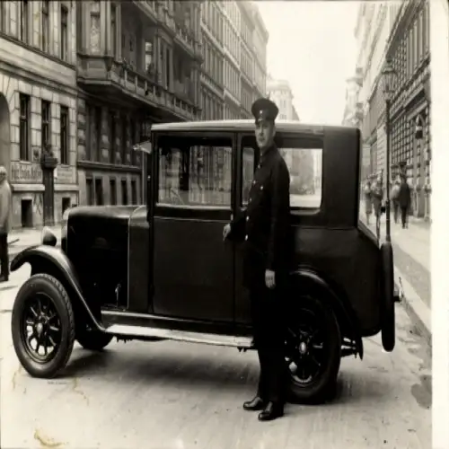 Foto Ak Berlin Kreuzberg, Solmsstraße 46, Kohlenhandlung Karl Senus, Automobil mit Chauffeur