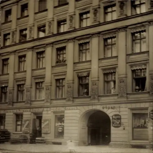 Foto Ak Berlin Kreuzberg, Wohnhaus Mittenwalder Str. 13, Großhandlung Gustav Rensch, Anwohner