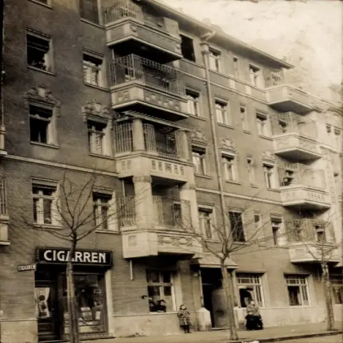 Foto Ak Berlin Neukölln Rixdorf, Wohnhaus Weisestraße 23, Zigarrengeschäft Bachmann, Anwohner