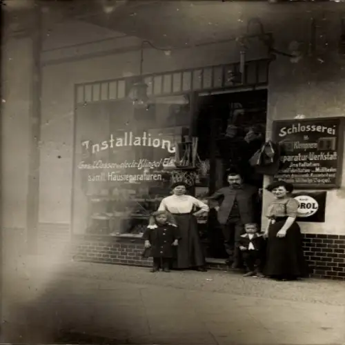 Foto Ak Berlin Prenzlauer Berg, Raumerstraße 30, Schlosserei Wilhelm Vogel, Schaufenster, Familie