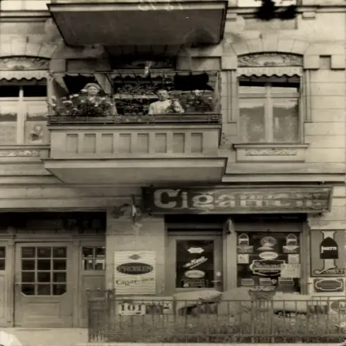 Foto Ak Berlin Kreuzberg, Urbanstraße 101, Zigarrengeschäft Hans Konek, Anwohner auf dem Balkon